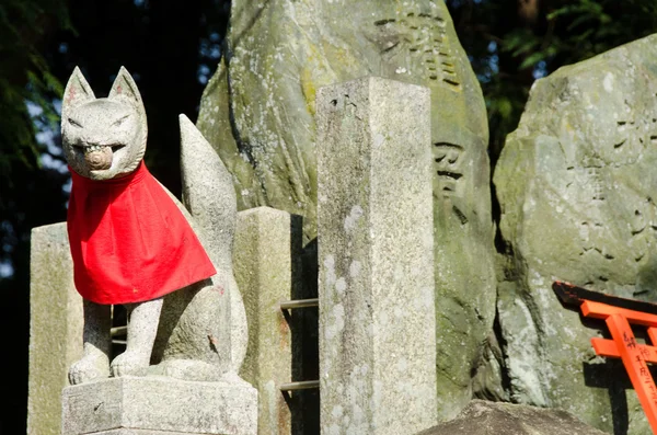 在京都的伏见 inari 神社狐狸雕像 — 图库照片