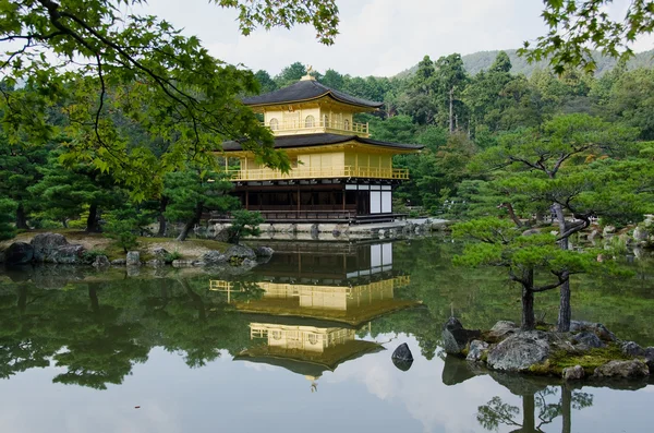 Kinkakuji храм — стокове фото