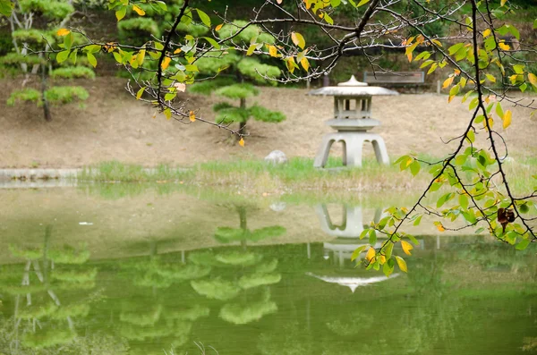 Lake in a japanese garden — Stock Photo, Image