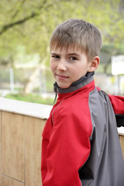 Симпатичный мальчик в красной куртке — стоковое фото