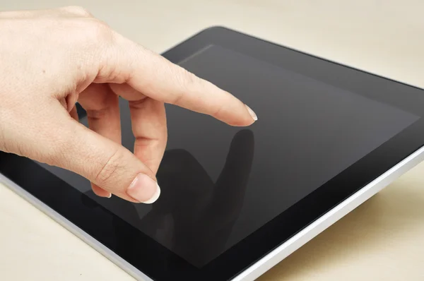 Mão tocando tablet pc — Fotografia de Stock