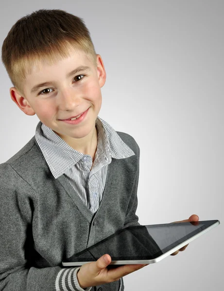 Мальчик с планшетным компьютером — стоковое фото
