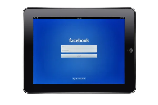 Apple ipad met facebook app — Stockfoto