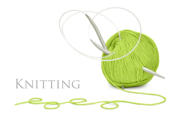 Lã verde e agulhas de tricô — Fotografia de Stock