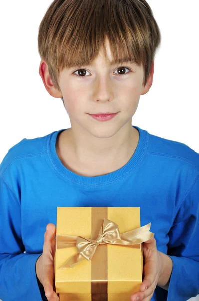 Criança com caixa de presente — Fotografia de Stock
