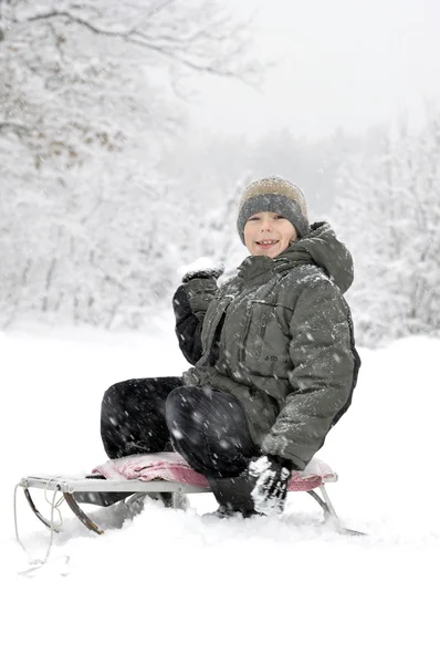Sorrindo menino com bola de neve — Fotografia de Stock