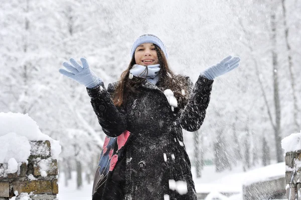 Mädchen wirft Schnee — Stockfoto