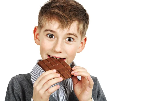 Chłopiec jedzący czekoladę — Zdjęcie stockowe