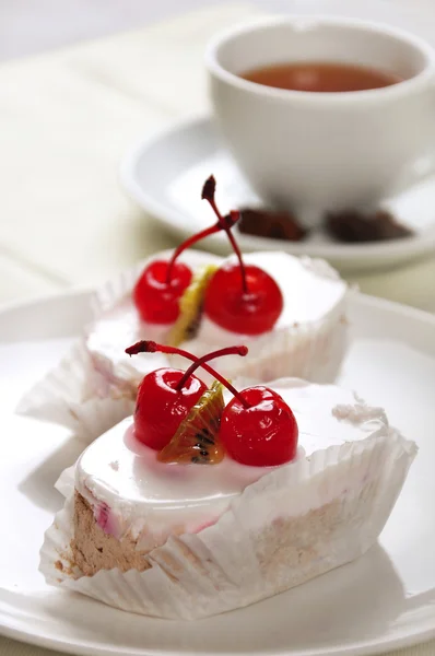 Cream cherry cake — Stock Photo, Image