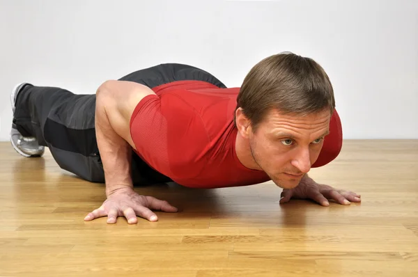 Uomo che fa esercizio di fitness push-up — Foto Stock