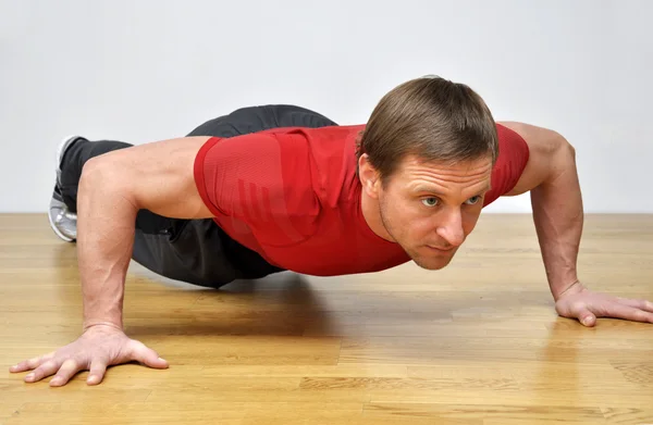Hombre haciendo ejercicio pushup fitness — Foto de Stock