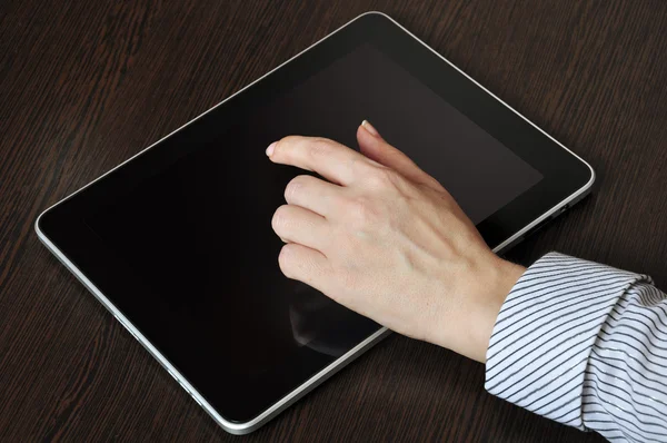 Tela de toque de mão feminina de tablet pc — Fotografia de Stock