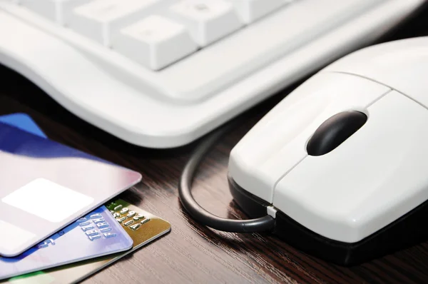 Teclado, mouse, cartão de crédito — Fotografia de Stock