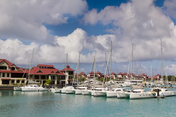 Роскошный особняк и пристань для яхт на острове Эден, Сейшельские острова — стоковое фото