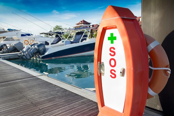 SOS EHBO-kit, op marina harbor — Stockfoto