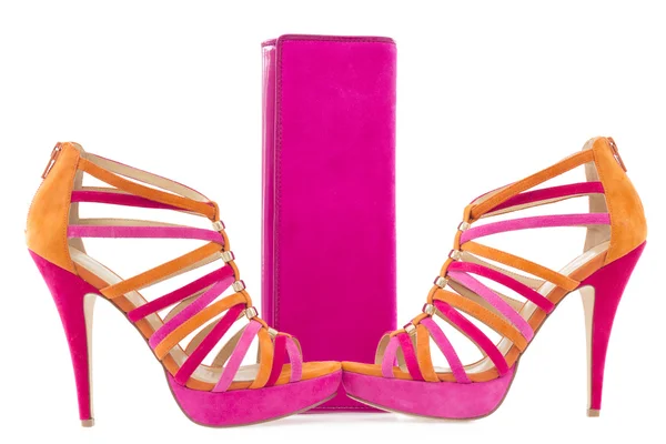 Pare van roze en oranje schoenen en een bijpassende tas, isoleren op whi — Stockfoto