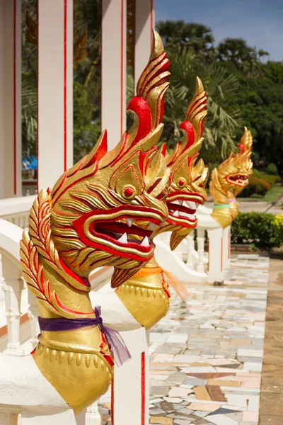Figuren der goldenen Naga (Drachen) im Chalong Tempel, Phuket, Thailand — Stockfoto