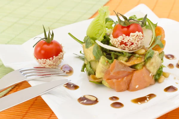 Salat mit Avocado und Lachs — Stockfoto