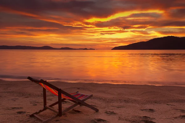 Dramático amanecer en Phuket, Tailandia, con silla de descanso en primer plano — Foto de Stock
