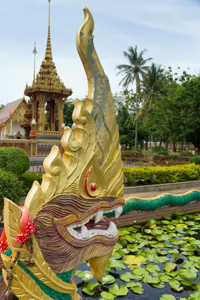 Figura di Naga d'oro (drago) nel tempio di Chalong, Phuket, Thailandia — Foto Stock