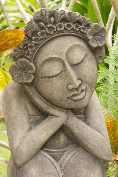 Солодкий скульптура жінки в тайському саду — стокове фото