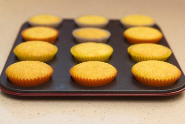 arka tepsi üzerinde taze yedeklenmiş cupcakes. fiel sığ derinliği