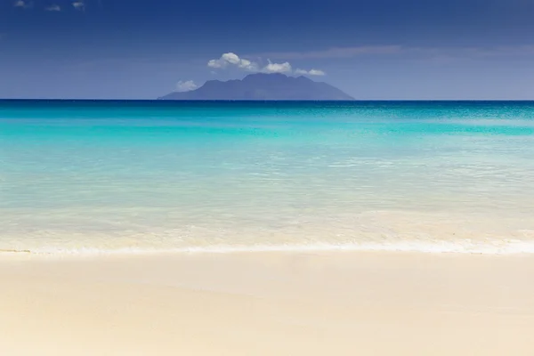 Hermosa playa de arena tropical de surf en el soleado día de verano — Foto de Stock