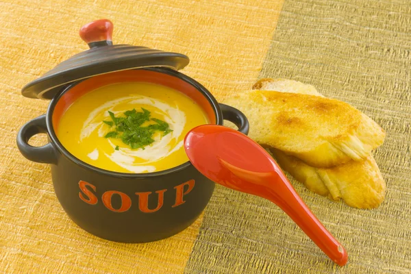 Copo de sopa de abóbora caseira fresca, com pão torrado — Fotografia de Stock