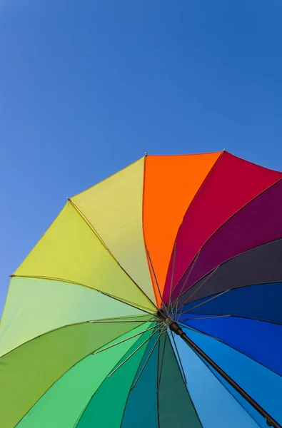 Ombrello colorato su sfondo cielo, vista verticale — Foto Stock