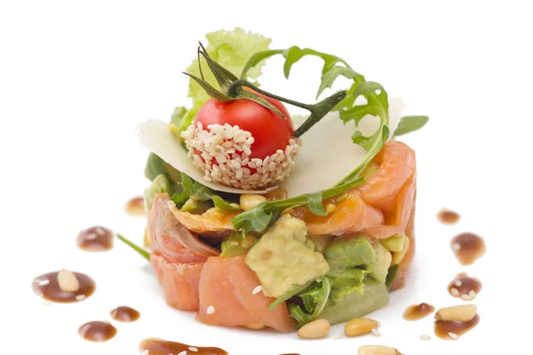 Salat mit Avocado und Lachs, isoliert — Stockfoto