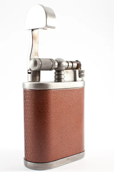 Isqueiro de gás na caixa de couro sobre um fundo branco — Fotografia de Stock