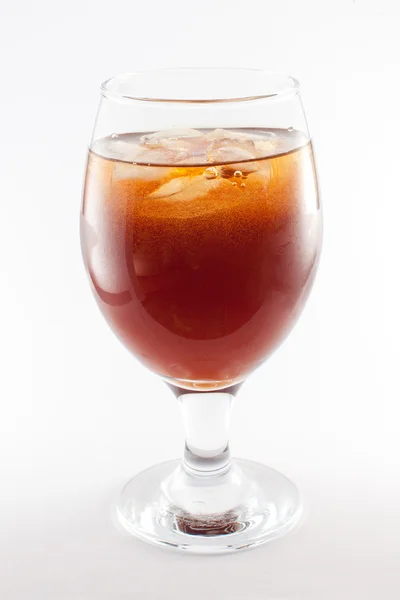 Ουίσκι με κόκα με πάγο σε ένα ποτήρι — Φωτογραφία Αρχείου