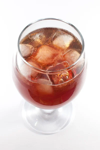 Whisky con Coca con hielo en un vaso — Foto de Stock