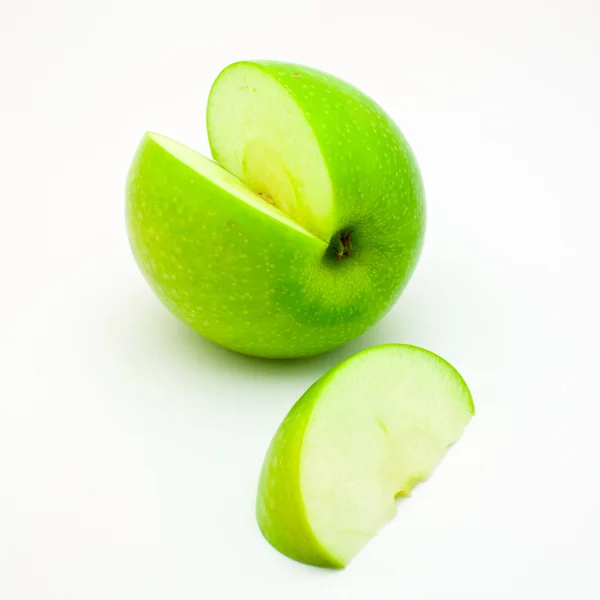 Grüner Apfel mit einem Segment — Stockfoto