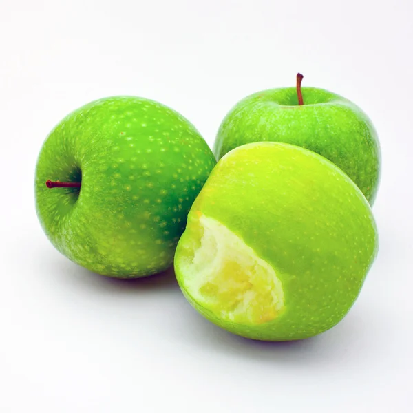 Dwa jabłka i jeden ugryziony od apple — Zdjęcie stockowe