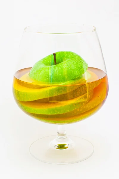 Zumo de manzana con la manzana cortada en un vaso — Foto de Stock