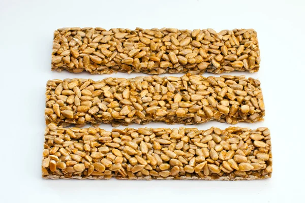 Семена подсолнечника в сахарном сиропе (карамель) на белом фоне — стоковое фото