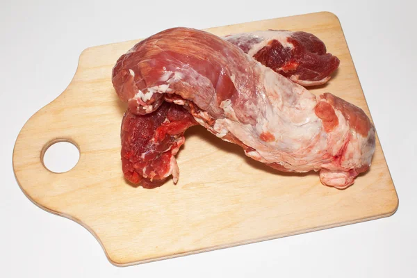 Δύο κομμάτι ακατέργαστο κρέας με αίμα σε μια ξύλινη σανίδα για — Φωτογραφία Αρχείου