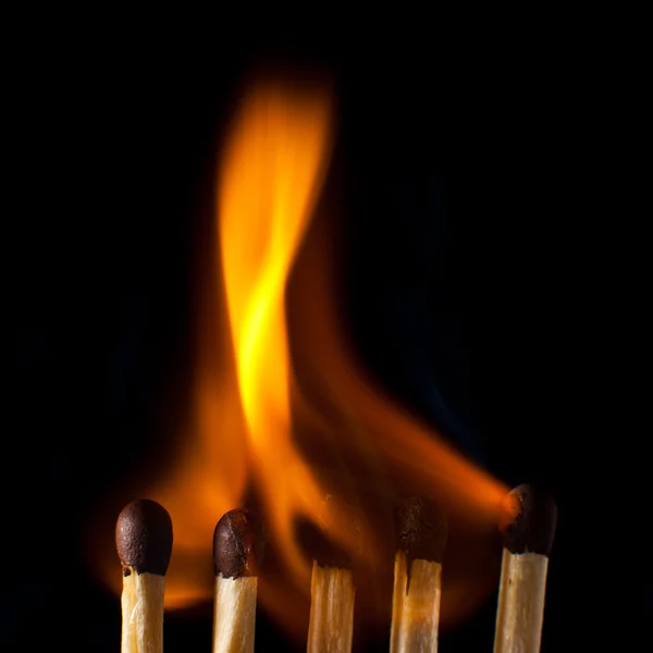 Brännande match på en svart bakgrund — Stockfoto