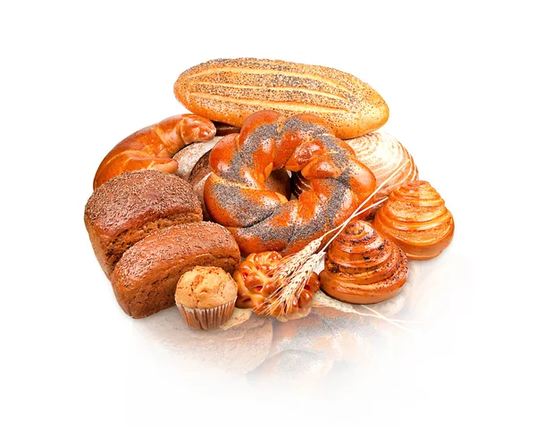 Broodjes, muffins, gebakjes, veel bolletjes, stokbrood, bagels, broodjes, soezen — Stockfoto