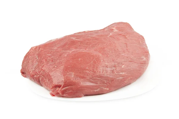 Beyaz bir plaka üzerinde ham sığır eti — Stok fotoğraf