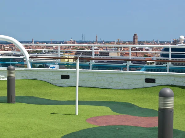 Golfplatz auf dem Schiff — Stockfoto