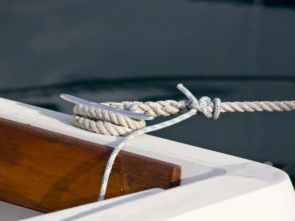 Мотузки на човні — стокове фото
