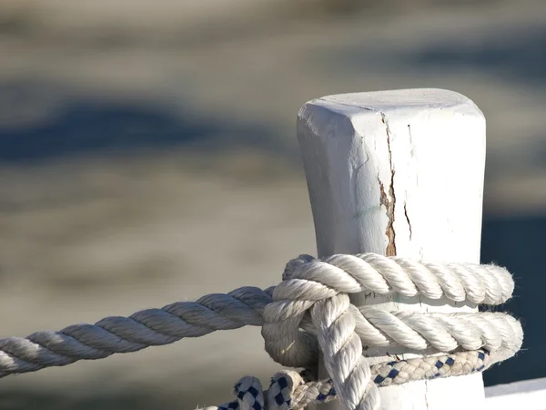 Канаты на лодке — стоковое фото