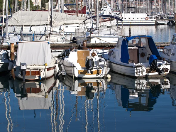 Barcos em um porto — Fotografia de Stock