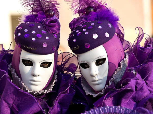 威尼斯狂欢节上的两个紫色面具 — 图库照片