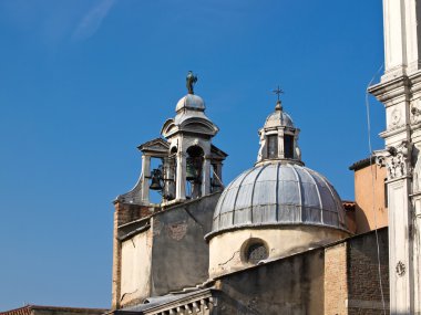 üzerinde kilise çanları