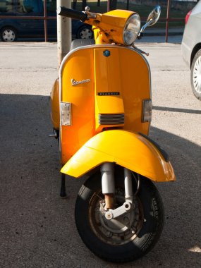 Sarı bir vespa