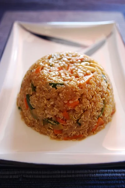 Salada de quinoa com legumes e molho de soja — Fotografia de Stock