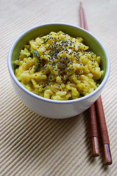 黄飯と箸 — ストック写真